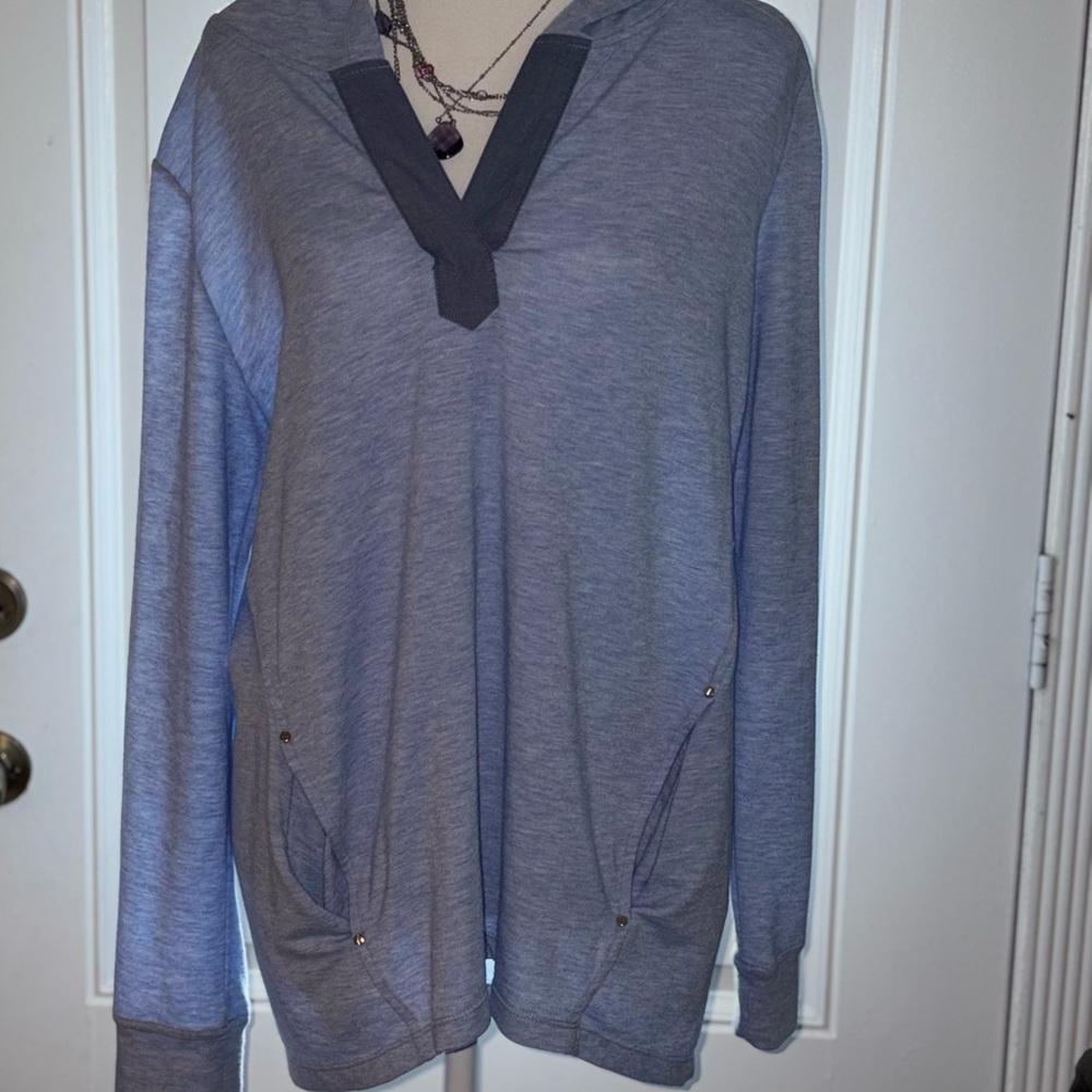 Jones New York baby blue V-Neck light Sweater! Shirt with pockets